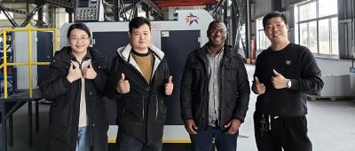 Clienții vizitează fabrica Waxing